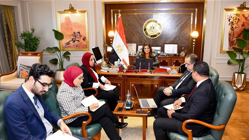 وزيرة الهجرة تبحث مع المسئول بالجالية المصرية عن مجموعة شركات 