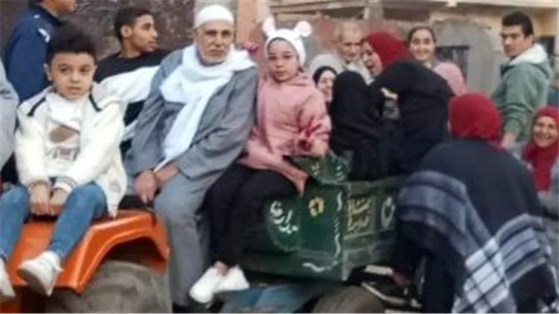 مواطن يصطحب أسرته على جرار زراعي للتصويت بالانتخابات الرئاسية في الدقهلية