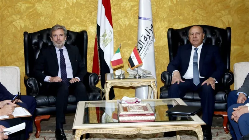 وزير النقل يبحث مع السفير الايطالي بالقاهرة آخر المستجدات لافتتاح خط رورو سريع للحاصلات الزراعية 