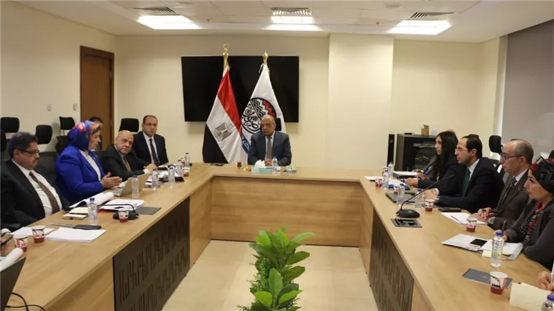  وزير قطاع الأعمال العام يستعرض الموقف التنفيذى للمشروع القومي لتطوير صناعة الغزل والنسيج 