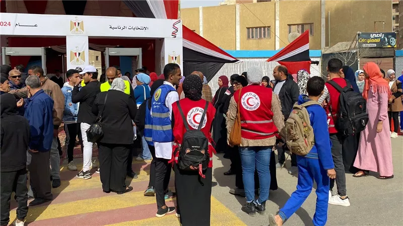 أهالي السويس: كل الشكر لمتطوعي الهلال الأحمرعلى مابذلوه في الإنتخابات الرئاسية