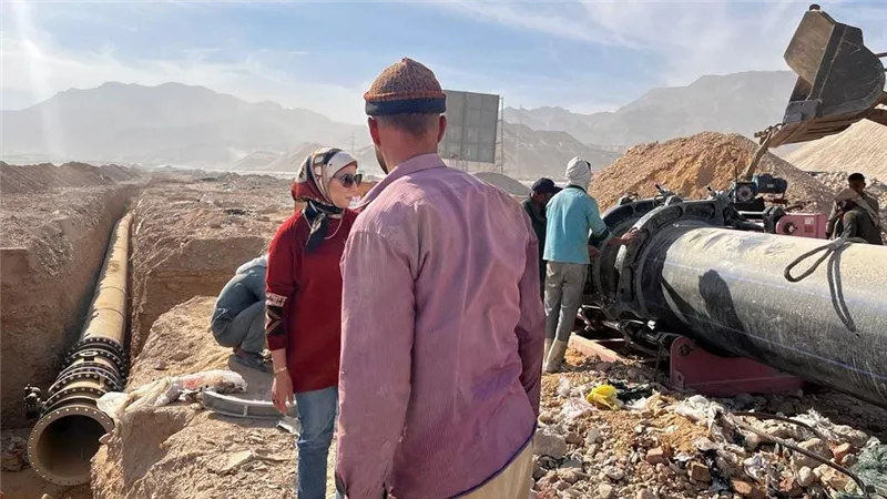 رئيس السويس الجديدة تتابع إحلال جزء خط مياه عتاقة الصناعية