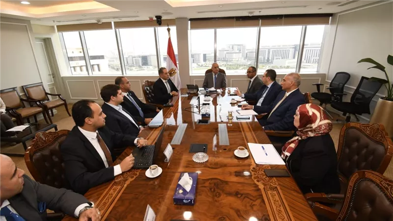 وزير الإسكان يلتقى مسئولى المبادرة الوطنية لتطوير الصناعة المصرية 