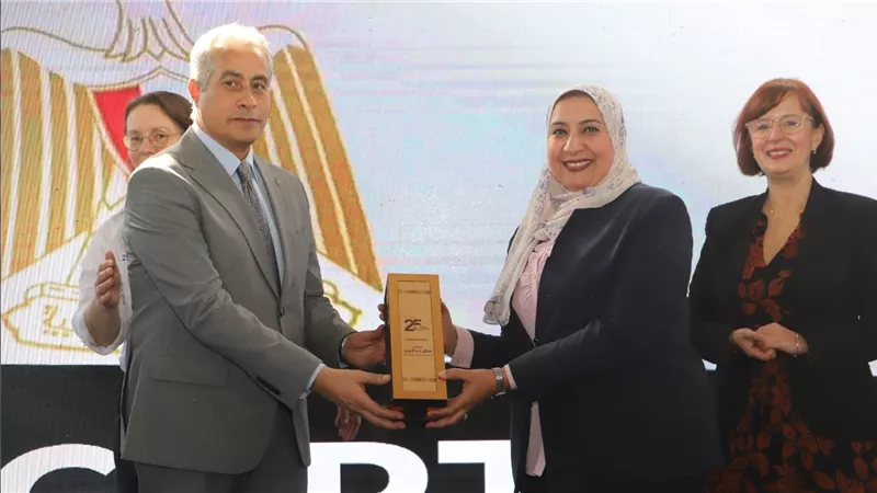وزير العمل يشارك إدارة شركة ليوني الألمانية لكابلات وضفائر السيارات إحتفالية مرور 25 عامًا على تواجدها بمصر