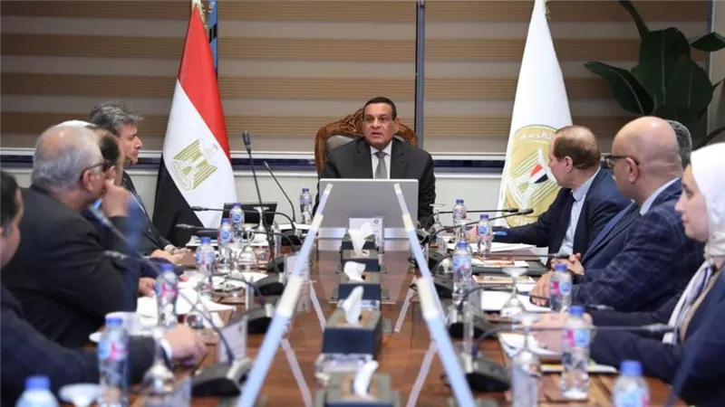 وزير التنمية المحلية يتابع الموقف التنفيذي لمشروعات البنية التحتية لمنظومة المخلفات بالمحافظات
