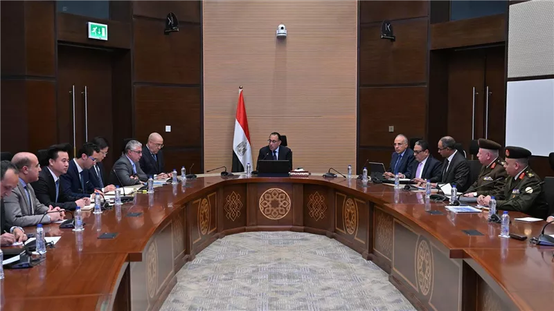 رئيس الوزراء يستعرض مقترحا مقدما من شركة صينية للاستفادة من المياه المتخلفة عن مشروعات تحلية مياه البحر
