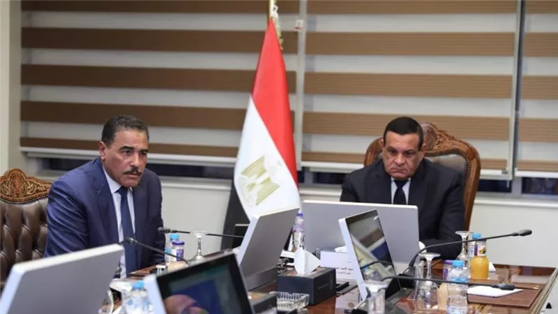 وزير التنمية المحلية يتابع مع محافظ مطروح الموقف التنفيذي للمشروعات الجارية على أرض المحافظة