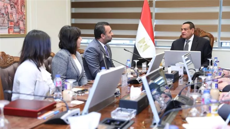 وزير التنمية المحلية يلتقى مسئولي شركة 
