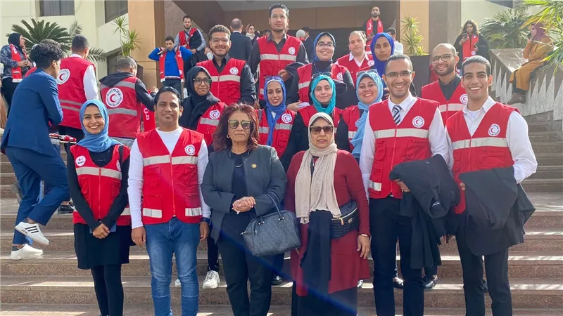 وزيرة التضامن تكرم رئيس فرع السويس ومتطوعي الهلال الأحمر 