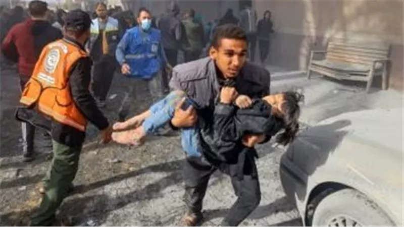 انطلاق 12 مركبة إسعاف من خان يونس لإجلاء جرحى من شمال قطاع غزة