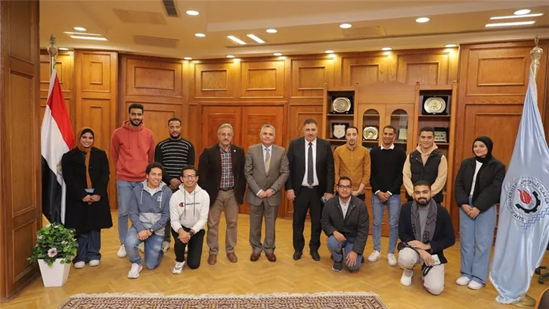 رئيس جامعة السويس يلتقي برؤساء الاتحادات الطلابية لكليات الجامعة
