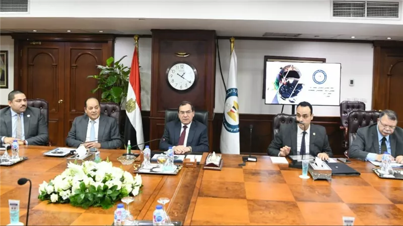 الملا يستعرض الموقف التنفيذى للمبادرة القومية للتوسع فى تحويل السيارات للعمل بالغاز الطبيعى