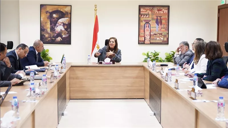 وزيرة التخطيط والتنمية الاقتصادية تبدأ مناقشة أولويات الخطة الاستثمارية للعام المالي القادم