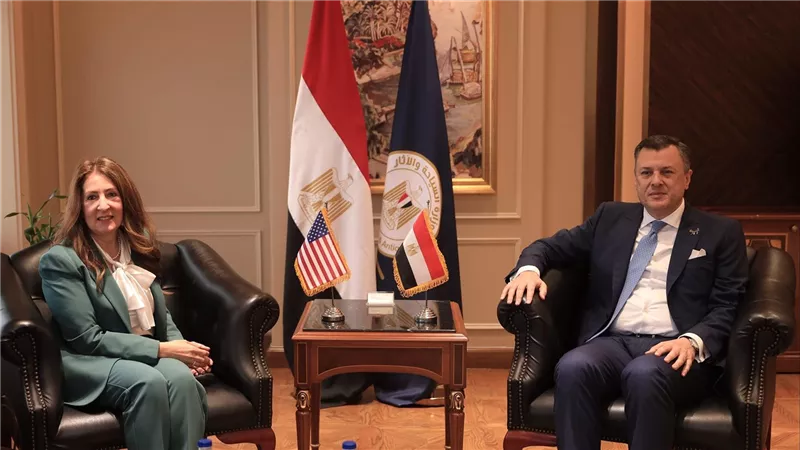 وزير السياحة والآثار يلتقي سفيرة الولايات المتحدة الأمريكية بالقاهرة لبحث تعزيز سبل التعاون