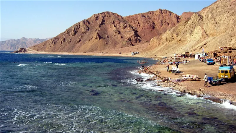 ماذا حدث في دهب؟.. انفجارات وسقوط جسم طائر على السواحل