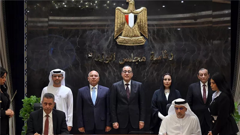 رئيس الوزراء يشهد توقيع العقد النهائى بمنح التزام بناء وتطوير البنية الفوقية  (سفاجا٢)