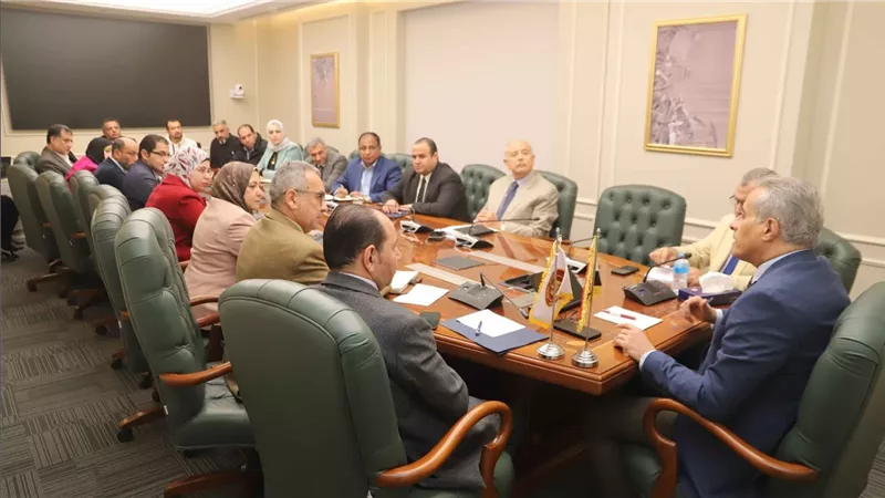 وزير العمل يوجه 