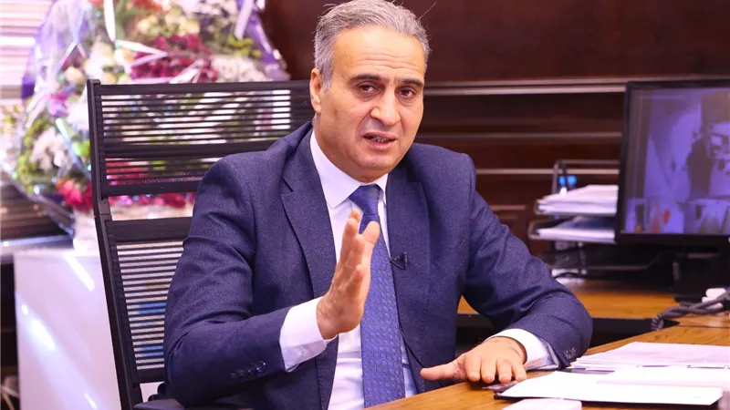 جهاز حماية المستهلك يضرب بيد من حديد ويقوم بضبط مصنع  لإعادة وتدوير زيوت محركات السيارات