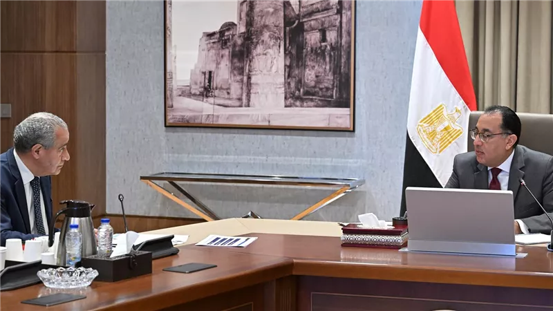 رئيس الوزراء يتابع مع وزير التموين والتجارة الداخلية تنفيذ قرارات ضبط الأسواق 