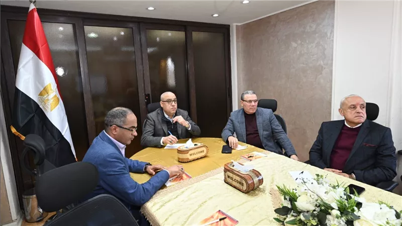 وزير الإسكان يعقد اجتماعا بمقر شركة مياه الجيزة لمتابعة موقف خدمات مياه الشرب والصرف الصحى بالمحافظة