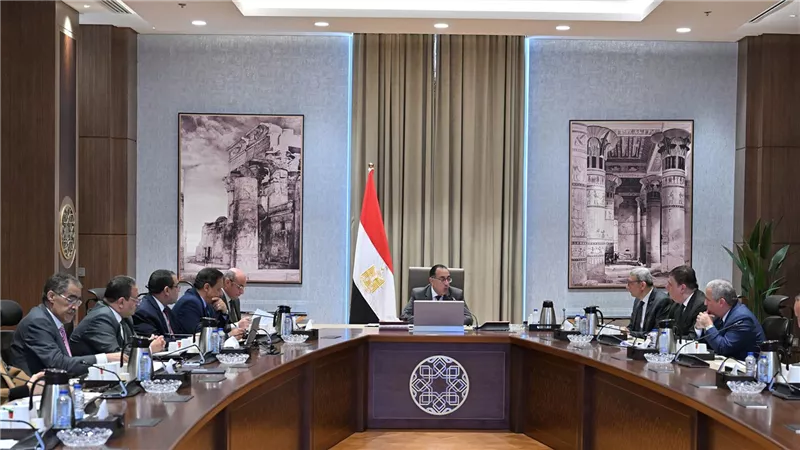 رئيس الوزراء يناقش خطوات إعادة هيكلة الهيئة العامة للاستعلامات