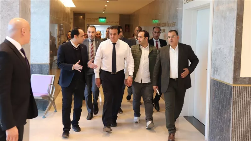 وزير الصحة يتفقد مجمع السويس الطبي ويشيد بمستوى الخدمة الطبية