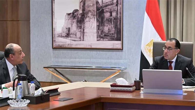 رئيس الوزراء يستعرض مع وزير الطيران إجراءات مشروع استغلال المنطقة الاستثمارية بمطار 