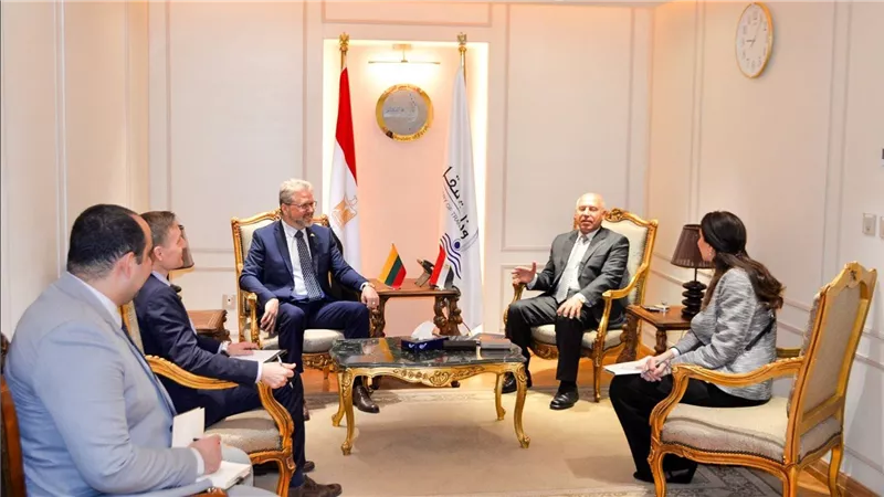 وزير النقل يستقبل سفير ليتوانيا بالقاهرة لبحث سبل التعاون في مجالات النقل المختلفة