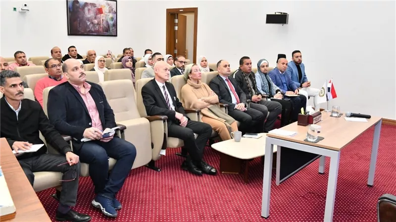 وزيرة البيئة تلتقى بالعاملين بالتفتيش والإلتزام البيئى لمتابعة جهود توفيق أوضاع المنشآت بكافة قطاعاتها المختلفة