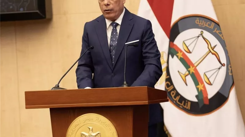 رشاوى بالملايين.. النائب العام يحيل مدير عام بالجمارك وموظف بالعدل للمحاكمة