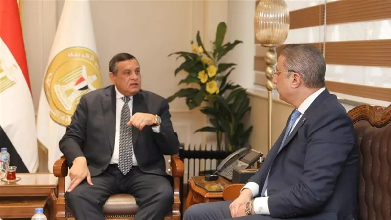 وزير التنمية المحلية يتابع مع محافظ الفيوم مستهدفات الخطط التنموية والخدمية وتحسين الخدمات للمواطنين 