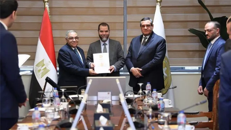 وزير التنمية المحلية يتسلم من رئيس المجلس الوطنى للتدريب والتعليم شهادة الأيزو العالمية لمركز سقارة للتدريب