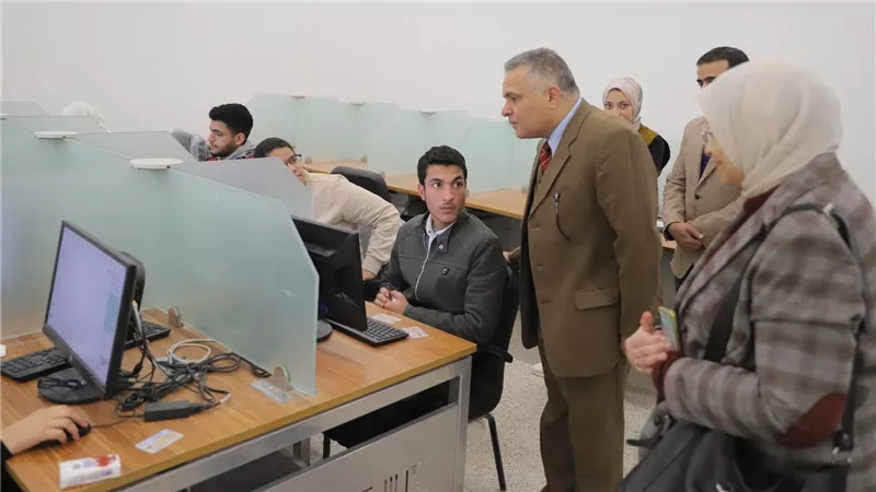 رئيس جامعة السويس يتفقد إمتحانات كليتي العلوم والعلاج الطبيعي