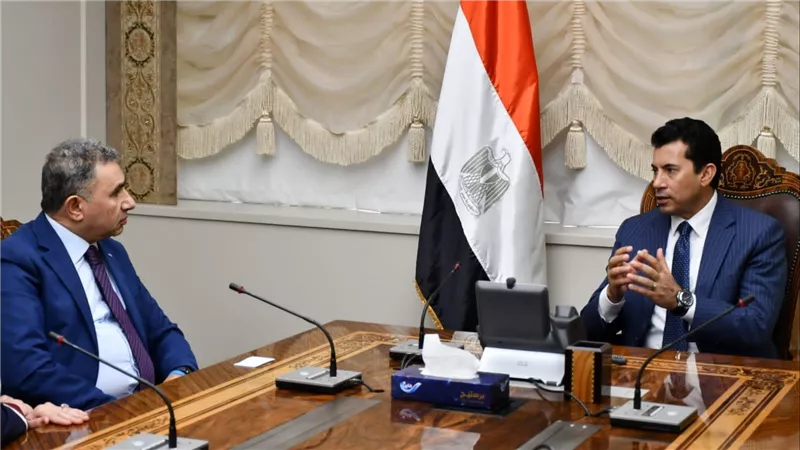 وزير الشباب والرياضة يلتقي رئيس اتحاد العمال المصريين بإيطاليا 