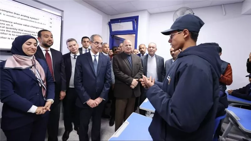 وزير الاتصالات يزور شركتى برمجيات تصدران خدماتهما للخارج انطلاقا من أسيوط