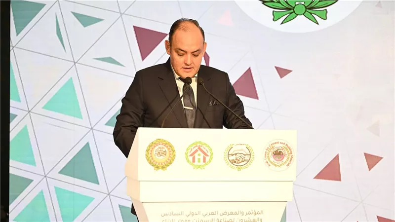 وزير التجارة والصناعة يستعرض فرص ومقومات قطاع الأسمنت المصري