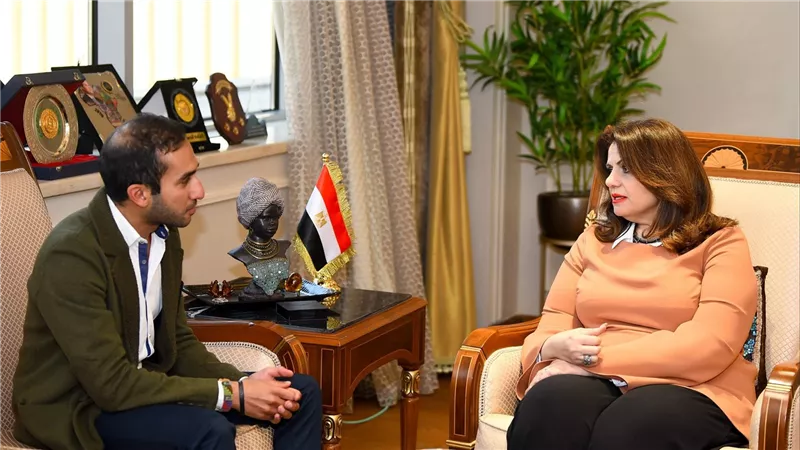 وزيرة الهجرة تستقبل الخبير الشاب مينا حنين عضو مركز 