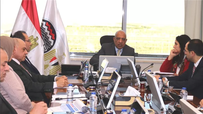 وزير قطاع الأعمال العام يستعرض الجدول الزمني لبدء تشغيل المصانع تجريبيا 