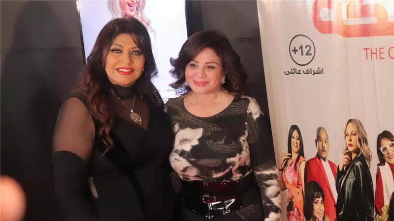 بالأحضان..إلهام شاهين تساند هالة صدقي في العرض الخاص لفيلم 