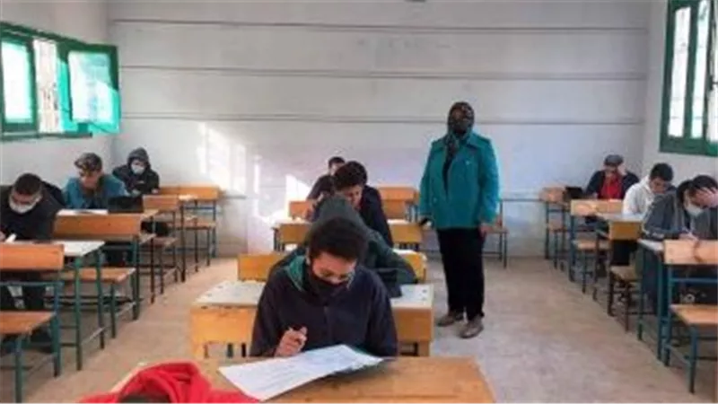 إحالة طالب وطالبة بالإعدادية للتحقيق بالشرقية لمحاولتهما تصوير امتحان العربى