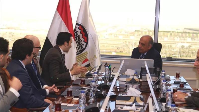 وزير قطاع الأعمال يبحث مع شركة 