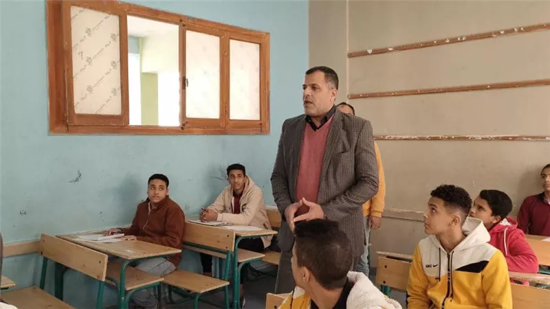 مدير تعليم السويس يتابع إمتحانات الشهادة الإعدادية في يومها الثاني