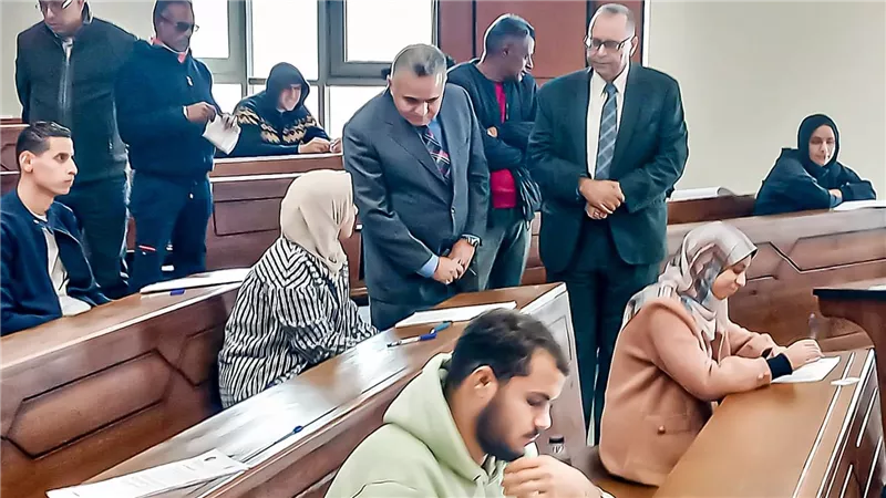 رئيس جامعة السويس يتفقد الإمتحانات النظرية بكلية الطب
