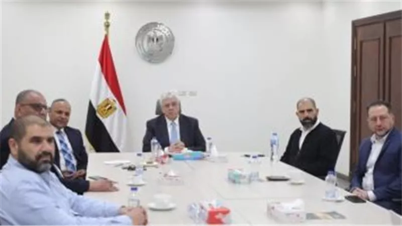 وزير التعليم العالي يلتقي فريق عمل السيارة الكهربائية لمتابعة تنفيذ التصنيع