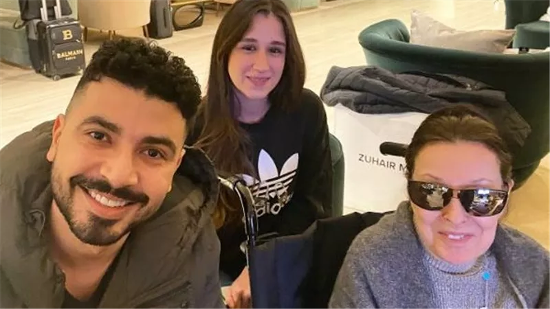 على كرسي متحرك.. أحدث ظهور للفنانة نجاة الصغيرة 