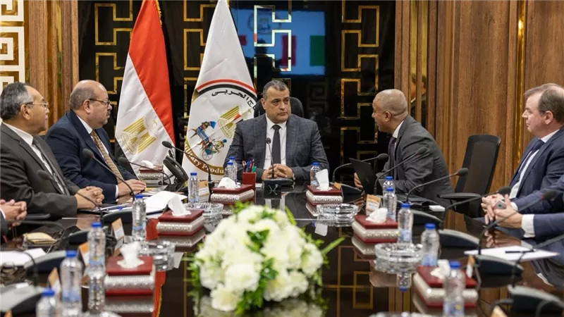 وزير الدولة للإنتاج الحربي يستقبل شركة 