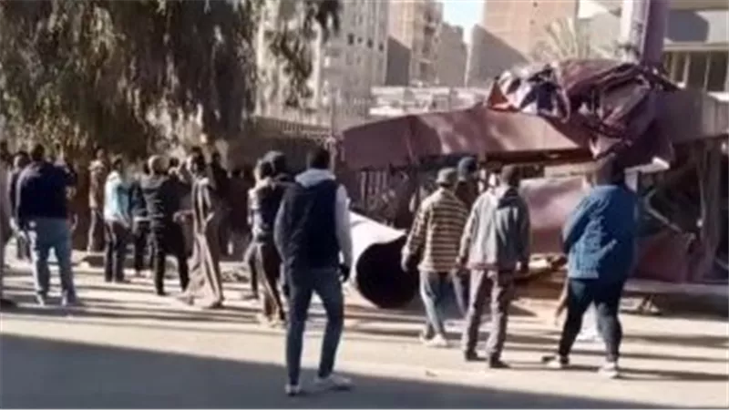 سقوط لوحة إعلانية تزن طنا على سيارة بالجيزة 