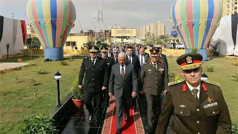 قيادات السويس يضعون أكاليل الزهور على النصب التذكاري للجندي المجهول بمناسبة عيد الشرطة
