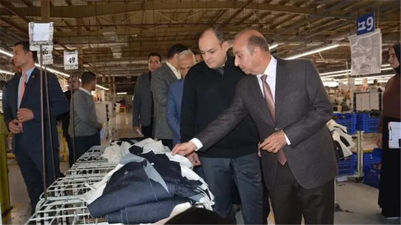 وزير التجارة والصناعة يقوم بجولة تفقدية بالمنطقة الصناعية بالعبور