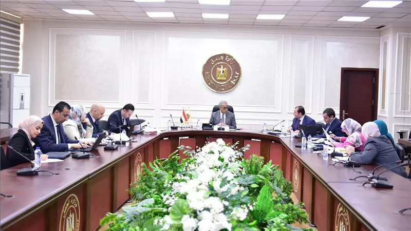 وزير العمل يتابع مع 